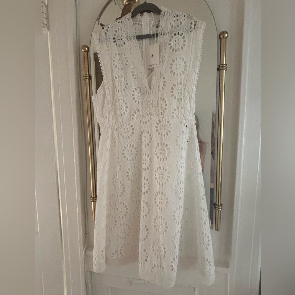 NWT Stellah White Sliveless V-neck Line Midi Dress. Size S